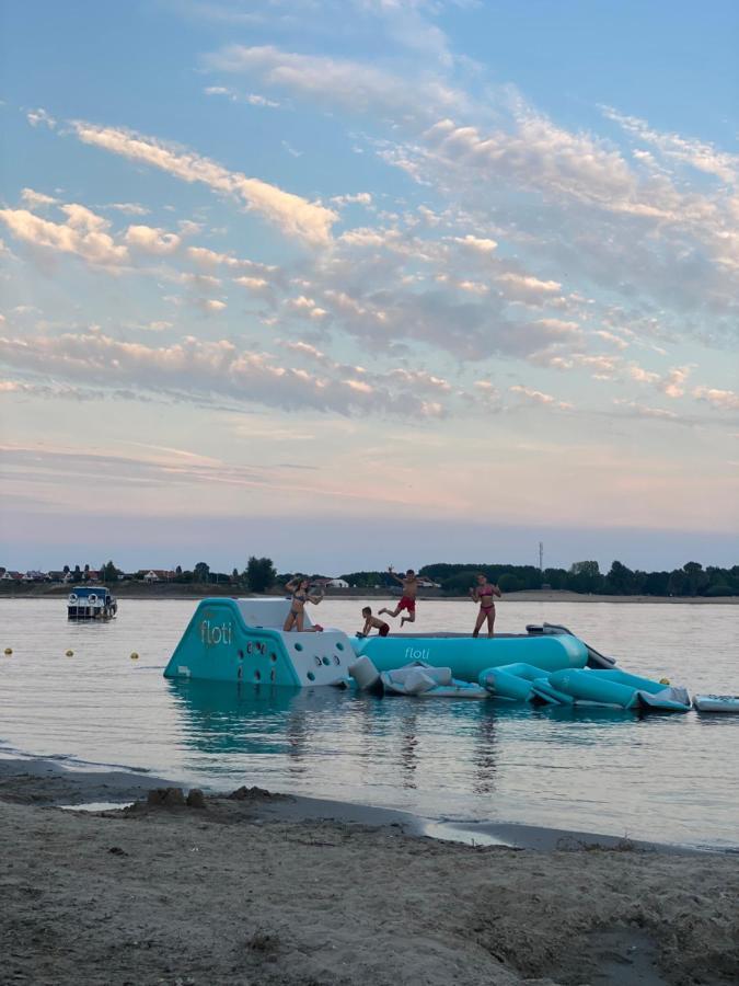 Luxus Cube Ferienhaus Chalet Am See Mit Schwimmbad In Lathum Nl Exterior foto